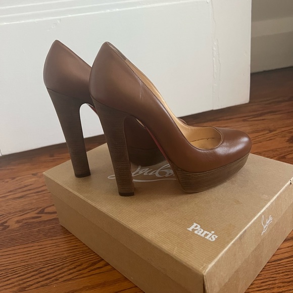 Authentic Christian Louboutin camel pumps. Size 35 - Picture 4 of 5
